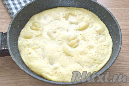 Сковороду накрываем крышкой и готовим омлет с макаронами на умеренном огне 4-5 минут. Яично-молочная масса должна полностью схватиться.