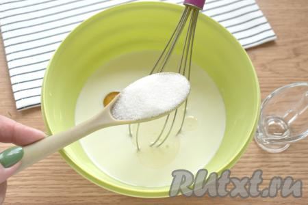 Сразу добавляем сахар, щепотку соли, вливаем растительное масло.