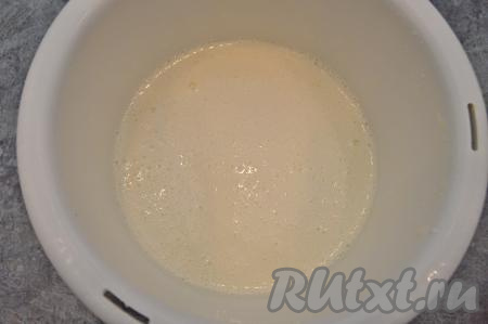 К яйцам, взбитым с сахаром, влить смесь кефира и соды, добавить растопленное сливочное масло, перемешать миксером.