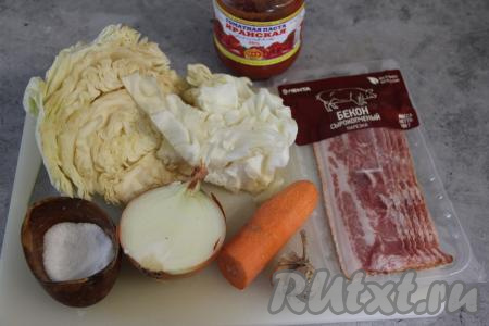 Подготовить продукты для приготовления капусты, тушёной с беконом на сковороде. Лук, чеснок и морковь почистить.