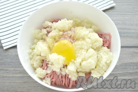 Фарш и капустно-луковую массу перекладываем в глубокую миску, добавляем сырое яйцо.