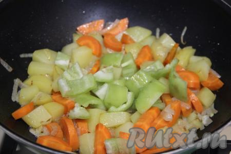 Затем добавить в сковороду болгарский перец, нарезанный на средние дольки.