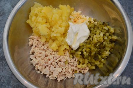 Посолить по вкусу, учитывая солёность маринованных огурчиков, и заправить салат майонезом или сметаной.