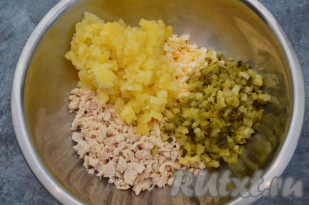 Картошку и маринованные огурцы нарезать на мелкие кубики и добавить в миску с мясом и яйцами.