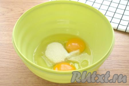 Разбиваем в миску яйца, всыпаем к ним сахар и соль, взбиваем до однородности венчиком.