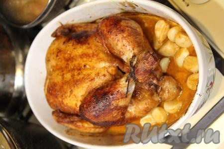 Запекать курицу с 40 зубчиками чеснока в разогретой духовке при температуре 200 градусов 60-80 минут. Периодически открывать духовку и поливать курочку выделившимся соком. Продолжительность запекания зависит от величины курицы. Для того чтобы проверить готовность, сделайте на курице надрез, если выделяется сок без примесей крови, значит мясо уже готово.