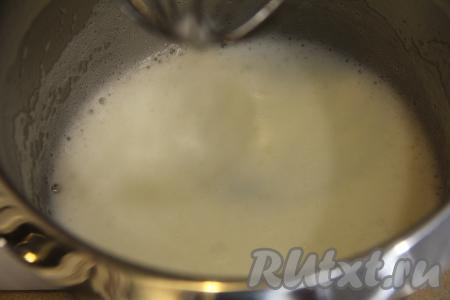 Белки влить в чашу миксера, добавить соль, взбить белки на максимальных оборотах миксера до пышной пены (обычно на это требуется 2-3 минуты).