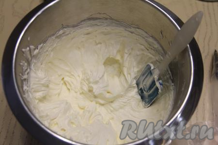Взбить миксером сливки с сахарной пудрой до мягких пиков на максимальных оборотах. Затем добавить творожный сыр и перемешать лопаткой до однородного состояния.