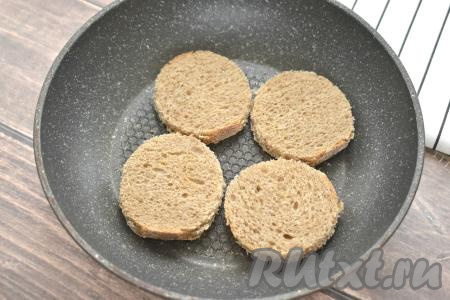 Хлебные заготовки подсушиваем на хорошо прогретой сухой сковороде с двух сторон (примерно по 1 минуте с каждой стороны).