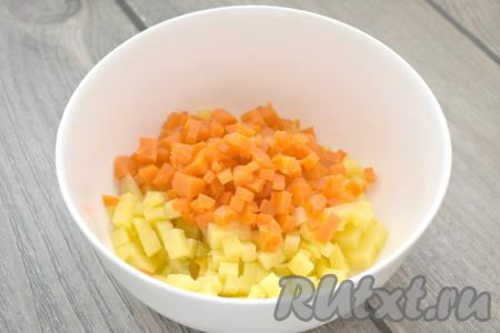 Морковку нарезаем на маленькие кубики такого же размера, как нарезана и картошка, добавляем в миску.
