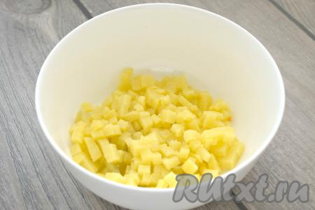 Картошку нарезаем на маленькие кубики (примерный размер нарезки 6-8 миллиметров), перекладываем в объёмную миску.