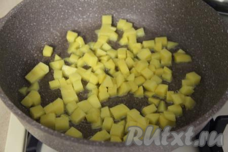 В сковороду влить растительное масло, разогреть его и выложить картошку.