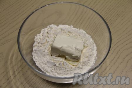 Вначале замесим песочное тесто, для этого нужно в миске соединить муку, соль и кусочки холодного сливочного масла. Сливочное масло должно быть из холодильника (не из морозилки).