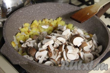 Обжаривать картошку с луком минут 5, иногда помешивая. Подготовленные грибы нарезать на пластины (или на небольшие части). Несколько красиво нарезанных пластинок грибов оставить для украшения верха пирога. Остальные грибы выложить в сковороду к луку и картошке, перемешать. Обжаривать грибы с картофелем 10 минут, время от времени помешивая, в конце посолить. Снять картофельно-грибную начинку для киша с огня и дать немного остыть.