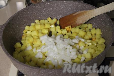 Хорошо прогреть в сковороде растительное масло, выложить нарезанный картофель, обжарить его на среднем огне минут 10, периодически перемешивая. К обжаренной картошке выложить очищенную и мелко нарезанную луковицу, перемешать.