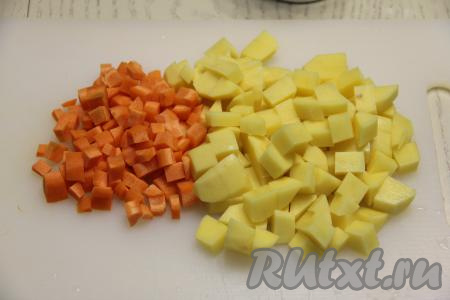 Картошку и морковь нарезать на кубики размером 1 на 1 сантиметр. 