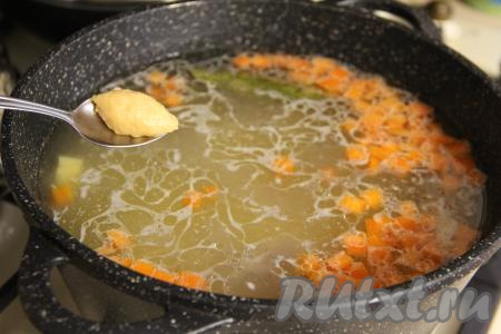 Когда овощи сварятся, дать супу закипеть, опустить в него чайную ложку, затем сразу этой чайной ложкой набирать по 1/2 чайной ложке теста для клёцек и опускать в кипящий суп. Благодаря тому, что тесто набирается горячей ложкой, оно будет лучше отделяться от ложки.