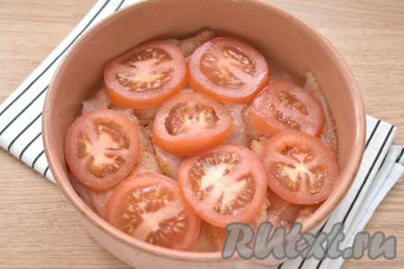 Промываем помидоры, нарезаем на кружочки (или полукружочки) и распределяем их поверх мяса.