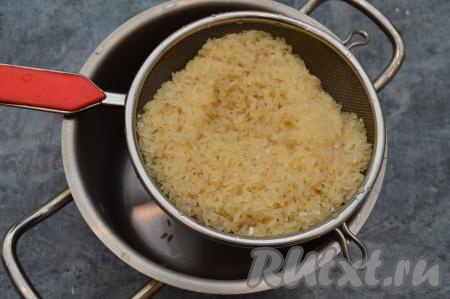 Рис несколько раз промыть холодной водой, откинуть на сито, чтобы стекла лишняя вода. Такая процедура выведет из крупы крахмал и рис не будет слипаться в процессе приготовления. 