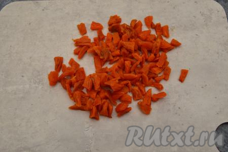 Пока обжаривается морковка, можно нарезать на кусочки курагу.