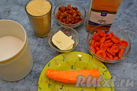 Подготовить продукты для приготовления сладкого плова с изюмом и курагой. Морковку очистить. Отмерить рис. Рис можно взять любой, я использовала пропаренный. Внимательно осмотрите изюм, если на нём есть веточки, уберите их. Промыть изюм и курагу, дать стечь лишней воде. Запаривать кипятком курагу с рисом не нужно. 