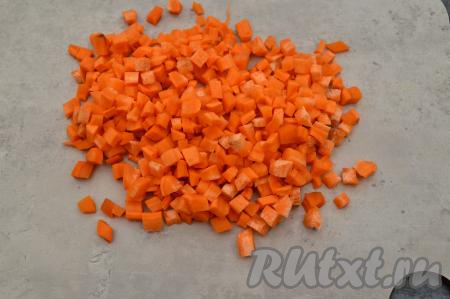 Морковку нарезать на небольшие кубики.
