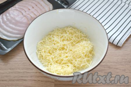 В достаточно глубокую посуду натираем на средней тёрке сыр.
