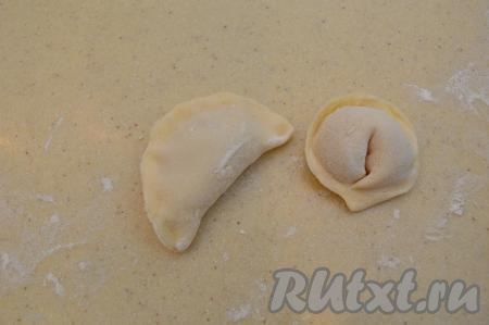 Руками защипнуть тесто, чтобы начинка оказалась внутри, а затем скрепить края, формируя круглый пельмешек. Аналогично раскатывать оставшееся тесто и лепить из него пельмени.