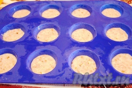 Выложите тесто ложкой или отсадите кондитерским кульком  на смазанный противень, на пекарскую бумагу, силиконовый коврик или же в формочки.