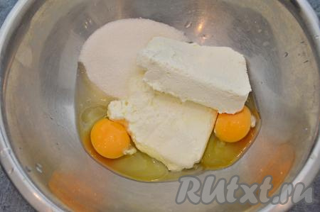 В отдельной миске соединить творог, сахар и сырые яйца.
