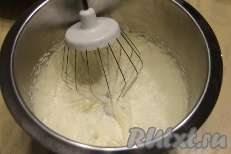 Приготовить крем, для этого хорошо охлаждённые сливки взбить с сахарной пудрой на максимальной скорости миксера до мягких пиков (взбивать примерно 5-7 минут).