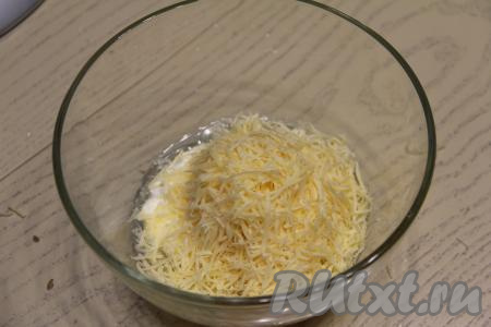 Перемешать заливку из яиц, сыра и сметаны до однородности.