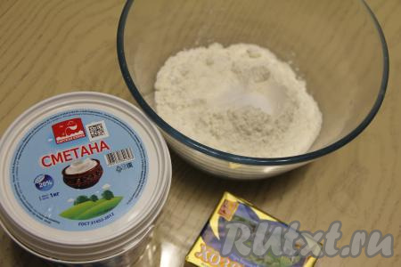 Прежде всего замесим песочное тесто для киша. Для этого в объёмную миску нужно всыпать муку, добавить соль.