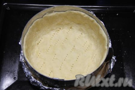 Достать форму с основой пирога из холодильника и наколоть дно вилкой. Поставить в разогретую духовку и выпекать минут 10 при температуре 200 градусов.