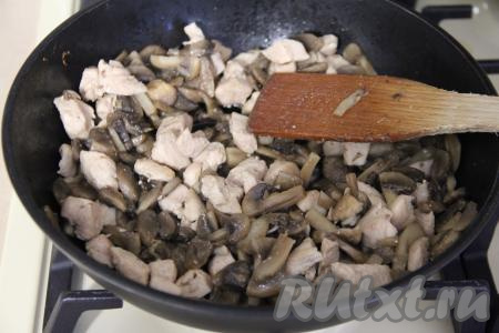 Обжарить шампиньоны с курицей в течение 15 минут (до готовности грибов и мяса), время от времени помешивая. В конце жарки посолить курино-грибную начинку по вкусу. Дать начине немного остыть.