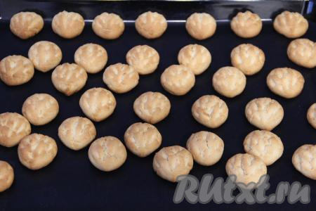 Выпекать орешки в разогретой духовке минут 15 (до золотистого цвета) при температуре 180 градусов. Готовые орешки достать из духовки и остудить.