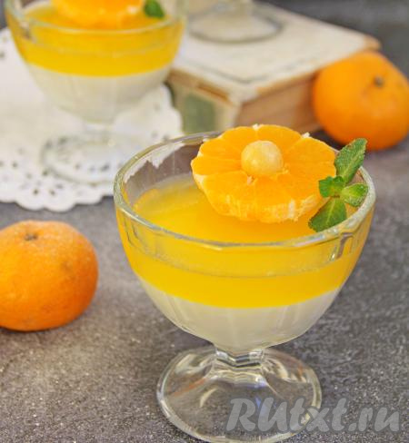 Нежный, вкусный, яркий десерт, приготовленный из мандаринов с желатином и сметаной, подать к столу.