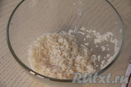 Рис для суши хорошо промыть несколько раз в прохладной воде. Воду менять, пока она не перестанет мутнеть. Так мы вымоем лишний крахмал из риса и он будет более рассыпчатым после варки.
