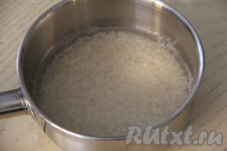 Выложить рис в кастрюлю, залить 250 миллилитрами холодной воды, поставить на огонь. Как только вода закипит, убавить огонь до минимума, накрыть кастрюлю крышкой. Варить рис до полного испарения жидкости (примерно 15 минут). Затем добавить рисовый уксус, перемешать рис, накрыть крышкой и оставить до полного остывания.