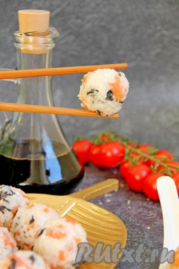 Очень вкусные, аппетитные ленивые суши-шарики с красной рыбой подать к столу с соевым соусом.