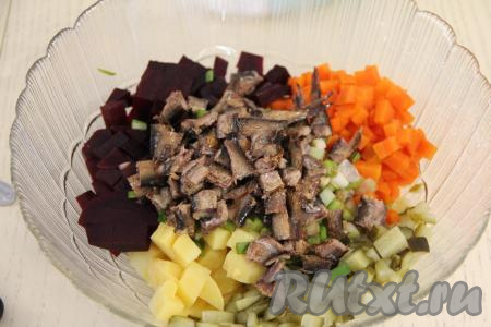 Шпроты достать из масла (несколько рыбок можно отложить для украшения). Нарезать шпроты на кусочки, выложить в салатник с овощами. 