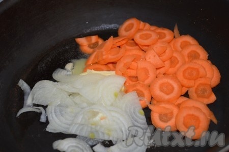 Морковь порезать тонкими кружками, 1 луковицу - полукольцами. Обжарить на смеси оливкового и сливочного масла.