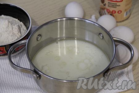 В кастрюлю с толстым дном влить молоко и растительное масло, добавить соль, перемешать.
