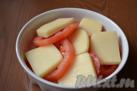 Выложить помидоры и сыр в порционные формочки слоями.