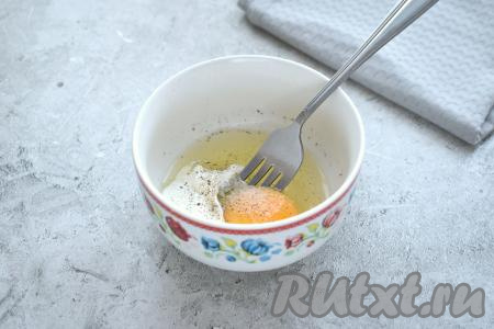 В маленькую миску разбиваем сырое куриное яйцо, добавляем сметану, по вкусу солим и перчим.