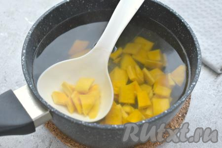 Вливаем в кастрюлю с манго и сахаром закипевшую воду, ставим на огонь.