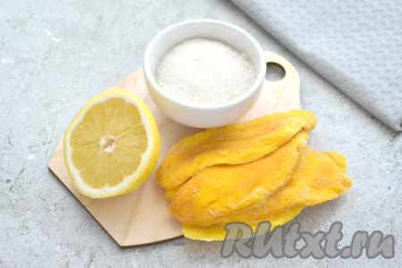 Для приготовления компота из сушёного манго потребуются вот такие ингредиенты. Сразу в чайнике вскипятите 0,7-1 литр воды.