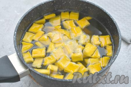 После закипания варим компот из сушёного манго минут 12-15 на небольшом огне. Затем убираем с огня и даём остыть.