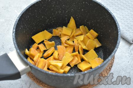 Кусочки манго перекладываем в подходящую кастрюльку (или в ковшик).