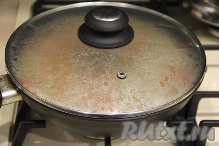 Как только вода закипит, убавить огонь до минимума, накрыть сковороду крышкой. Рис с курицей карри готовить минут 25 (до полного испарения воды, рисинки должны стать достаточно мягкими, но не переваренными).